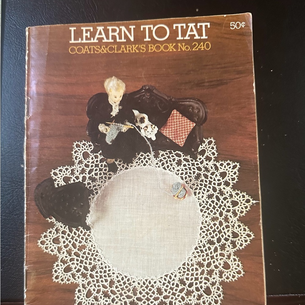 Assortment of pamphlets with projects to crochet, Knit and Tat 🧶🧣 - Picture 14 of 14
